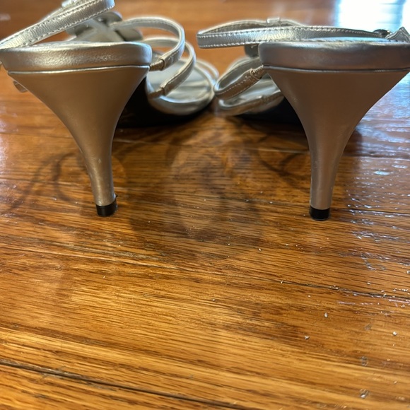 Cute silver heels size 9.5 worn 1 time - Picture 4 of 6